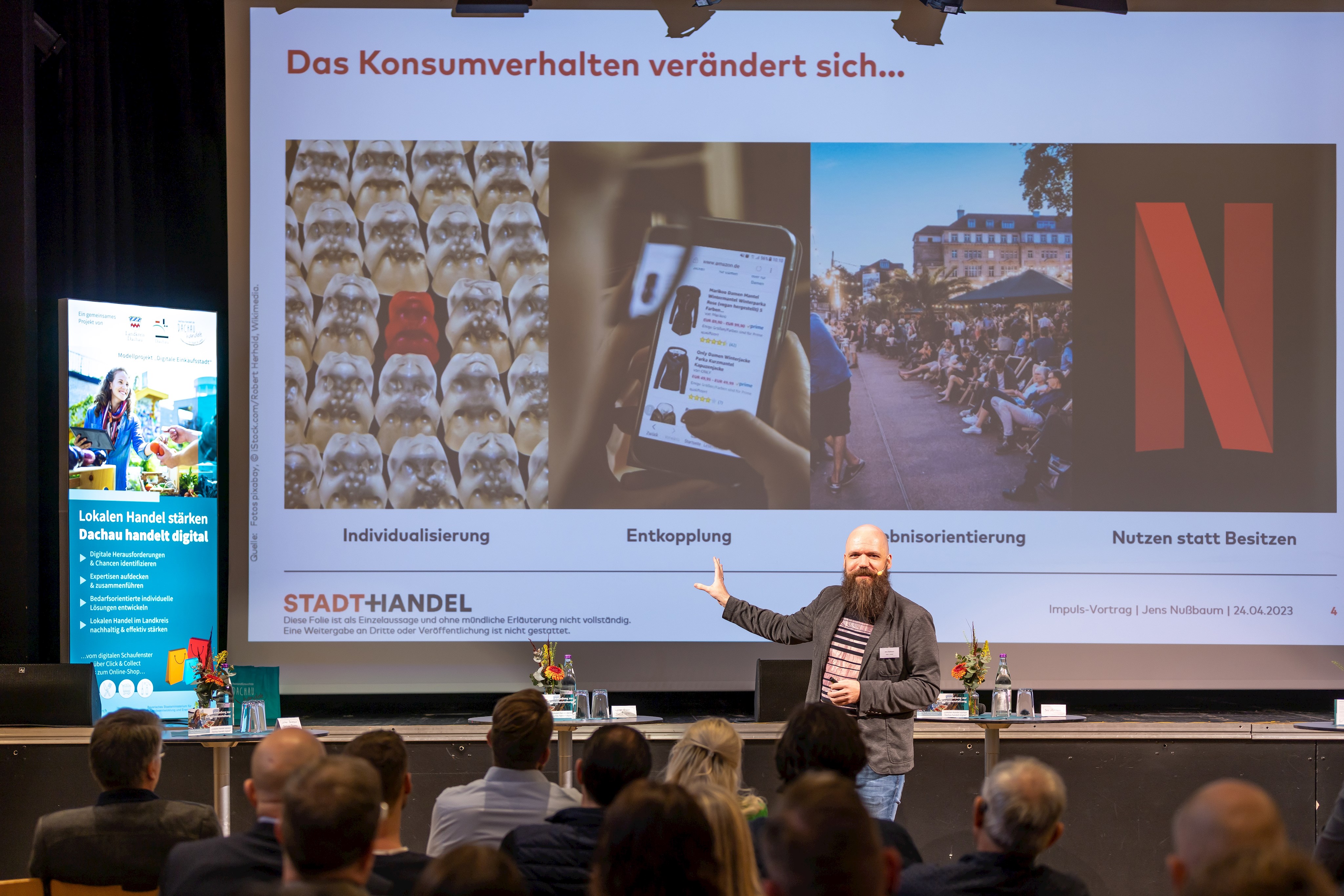 Jens Nußbaum, Bereichsleiter Städtebauliche Entwicklungskonzepte von Stadt+Handel, bei seinem Impulsvortrag „Die digitale Revolution in Stadt & Land – Perspektiven für die Einkaufsstadt von morgen“