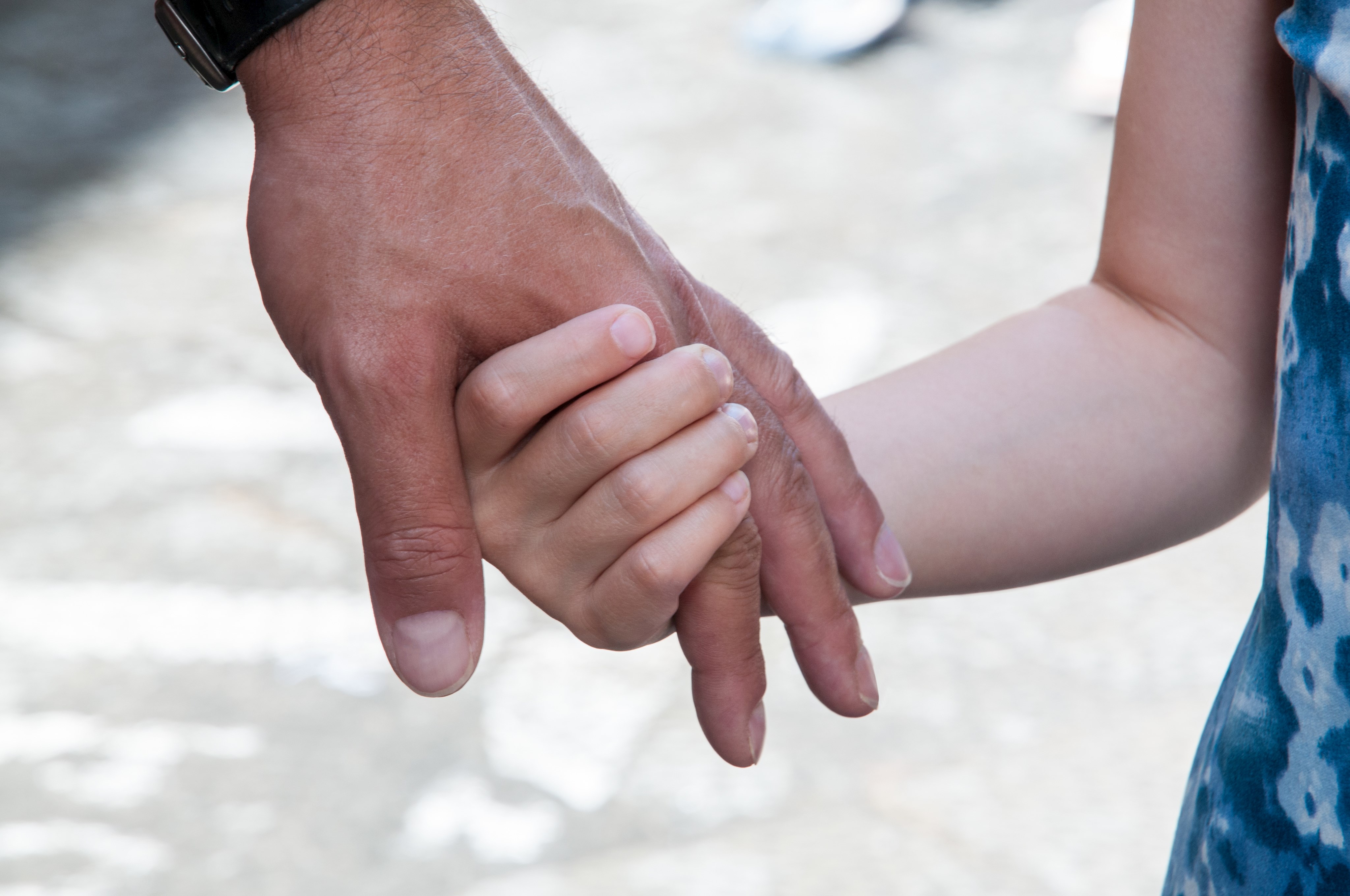 Kinderhand hält eine Erwachsenenhand