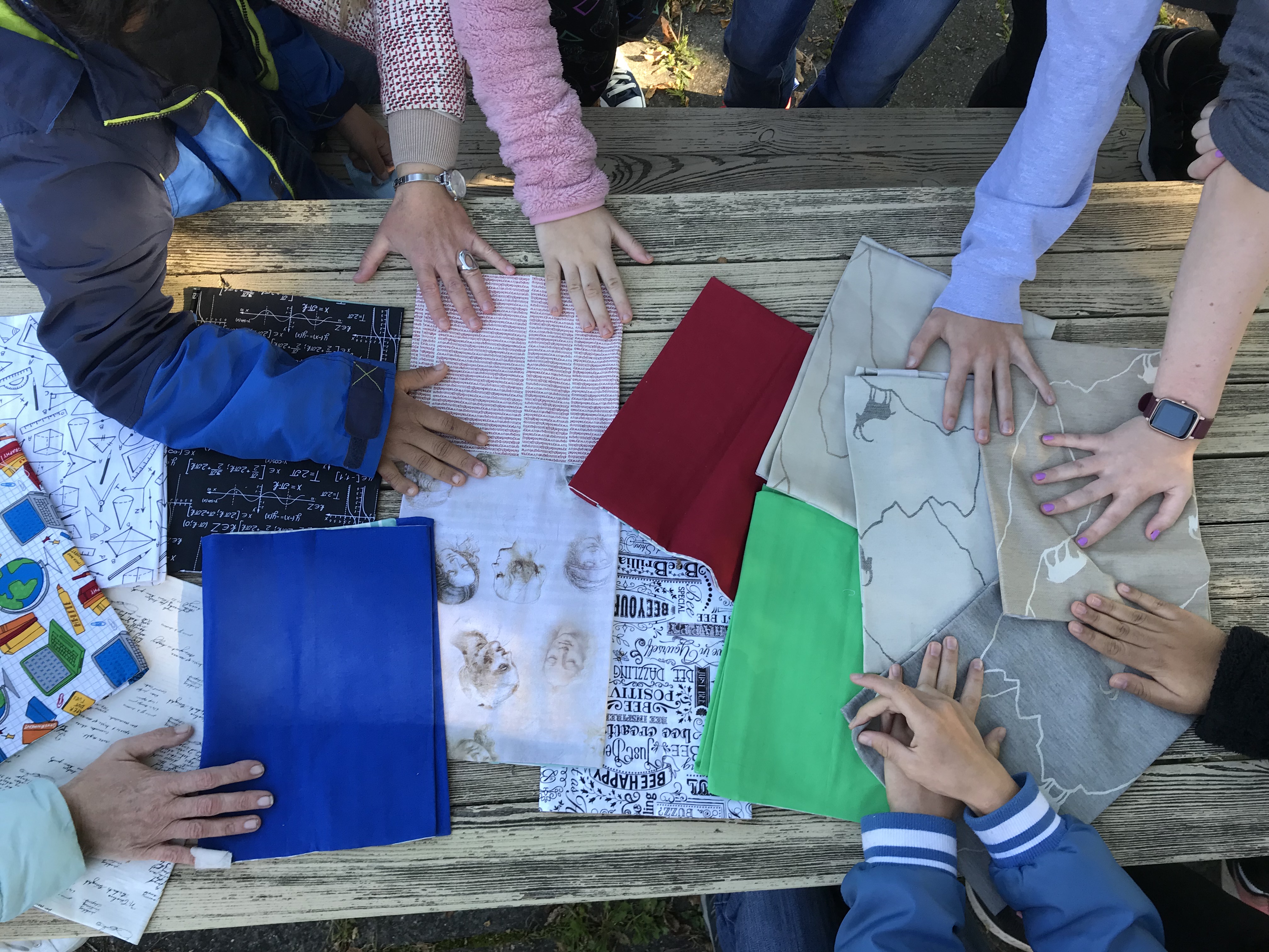 Stoff statt Plastik: 120 wieder verwendbare Schulbuchumschläge für Schulen im Landkreis