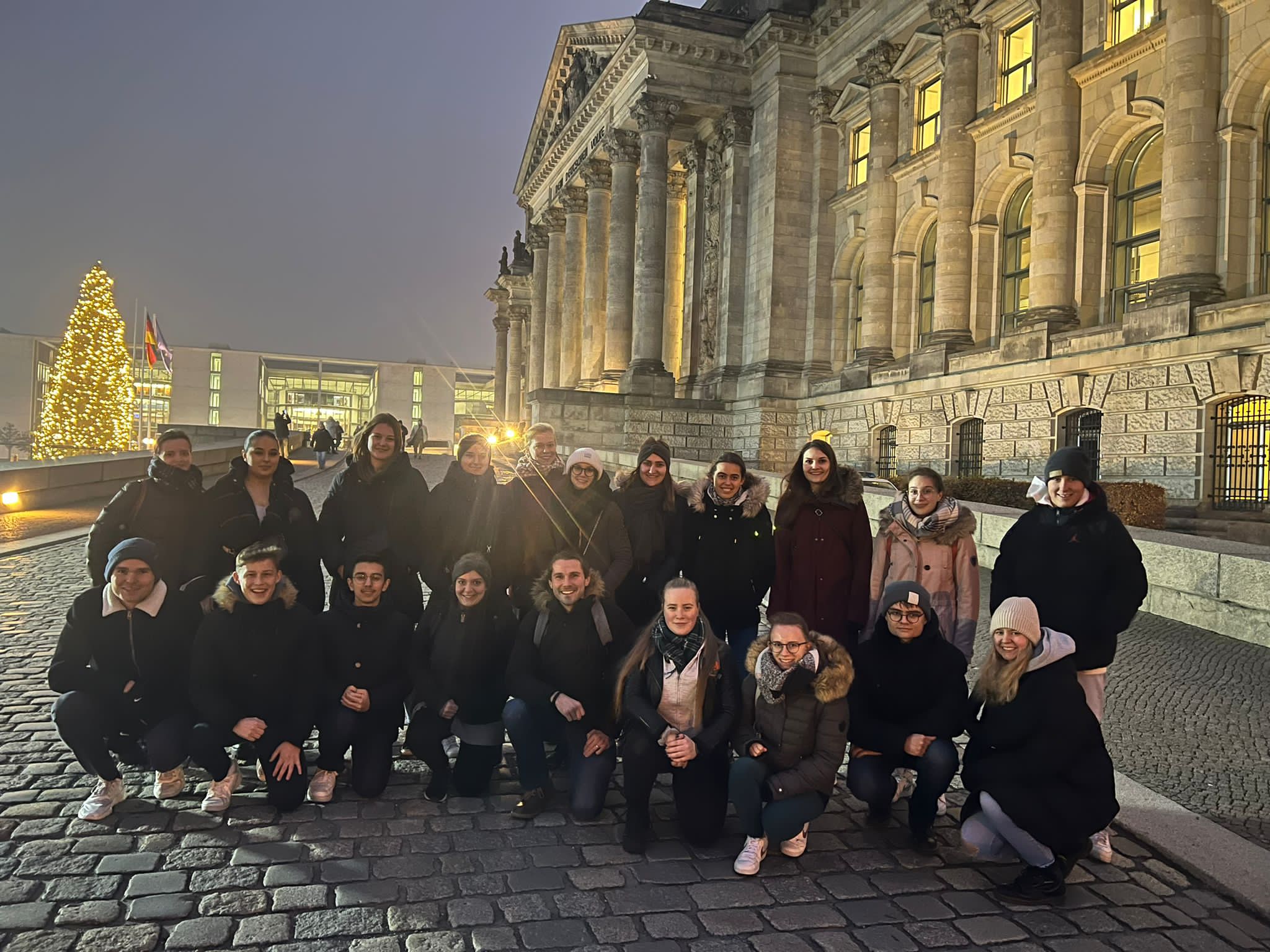 Die Gruppe der Auszubildenden und Anwärter:innen vorm Bundestag in Berlin