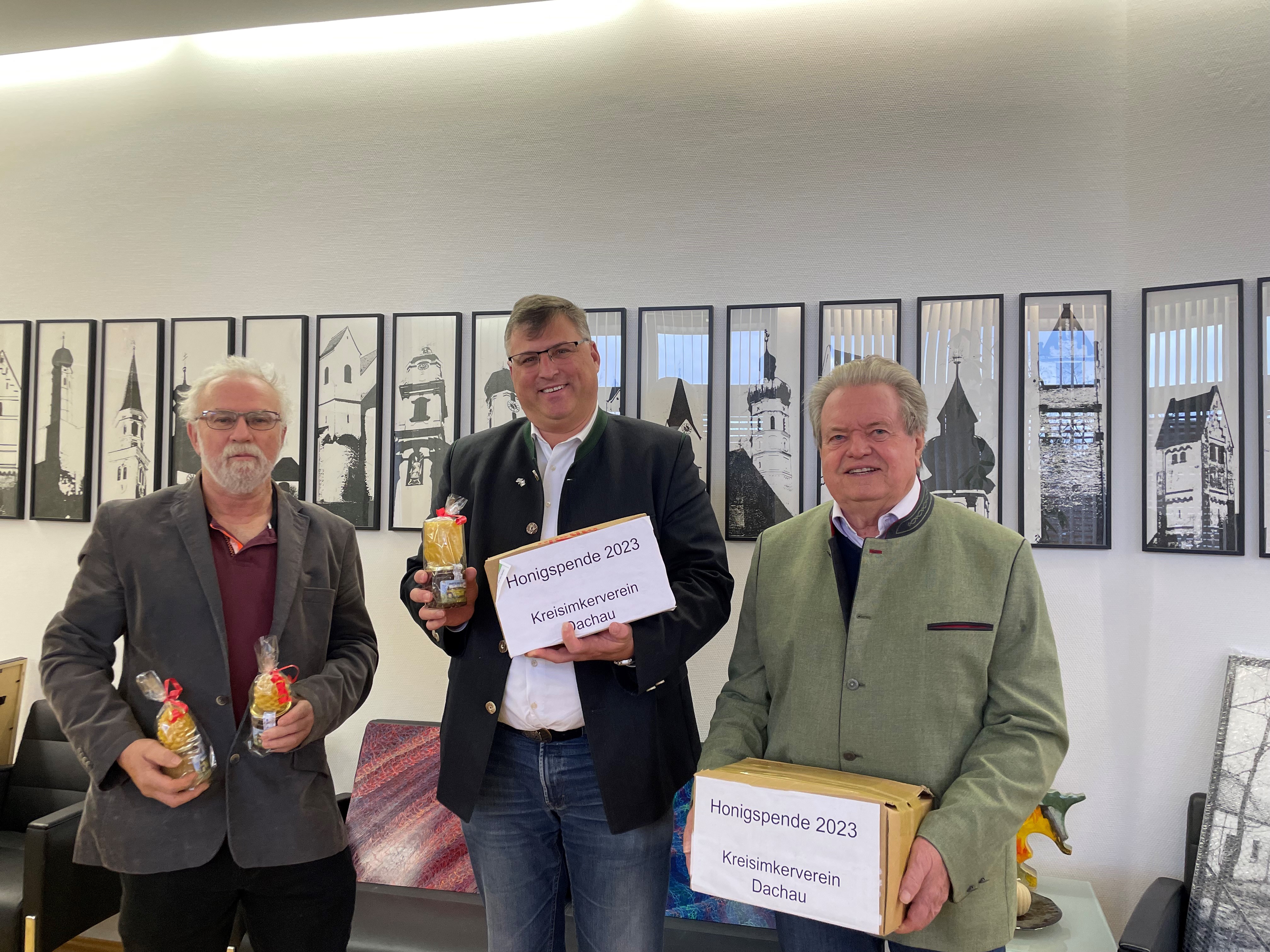 Übergabe der Honigspende des Jahres 2023: Walter Niedermeier und Walter Schöttl, Vorstand des Kreisimkerverein Dachau. Bei der Übergabe des Honigs aus dem Jahr 2023