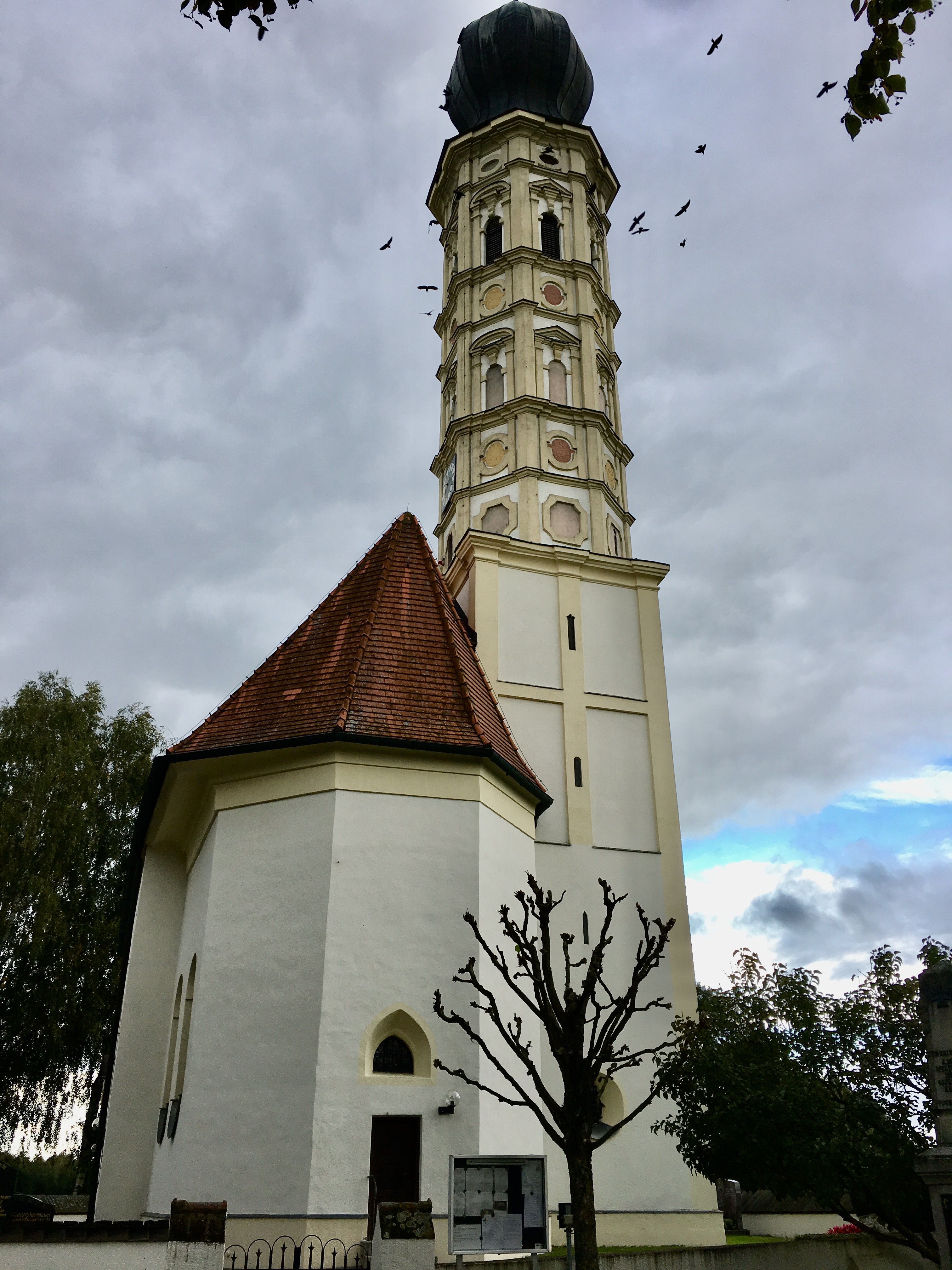 Die Kirche St. Kastulus in Puchschlagen ist ein Denkmal, das weithin sichtbar und landschaftsprägend ist.