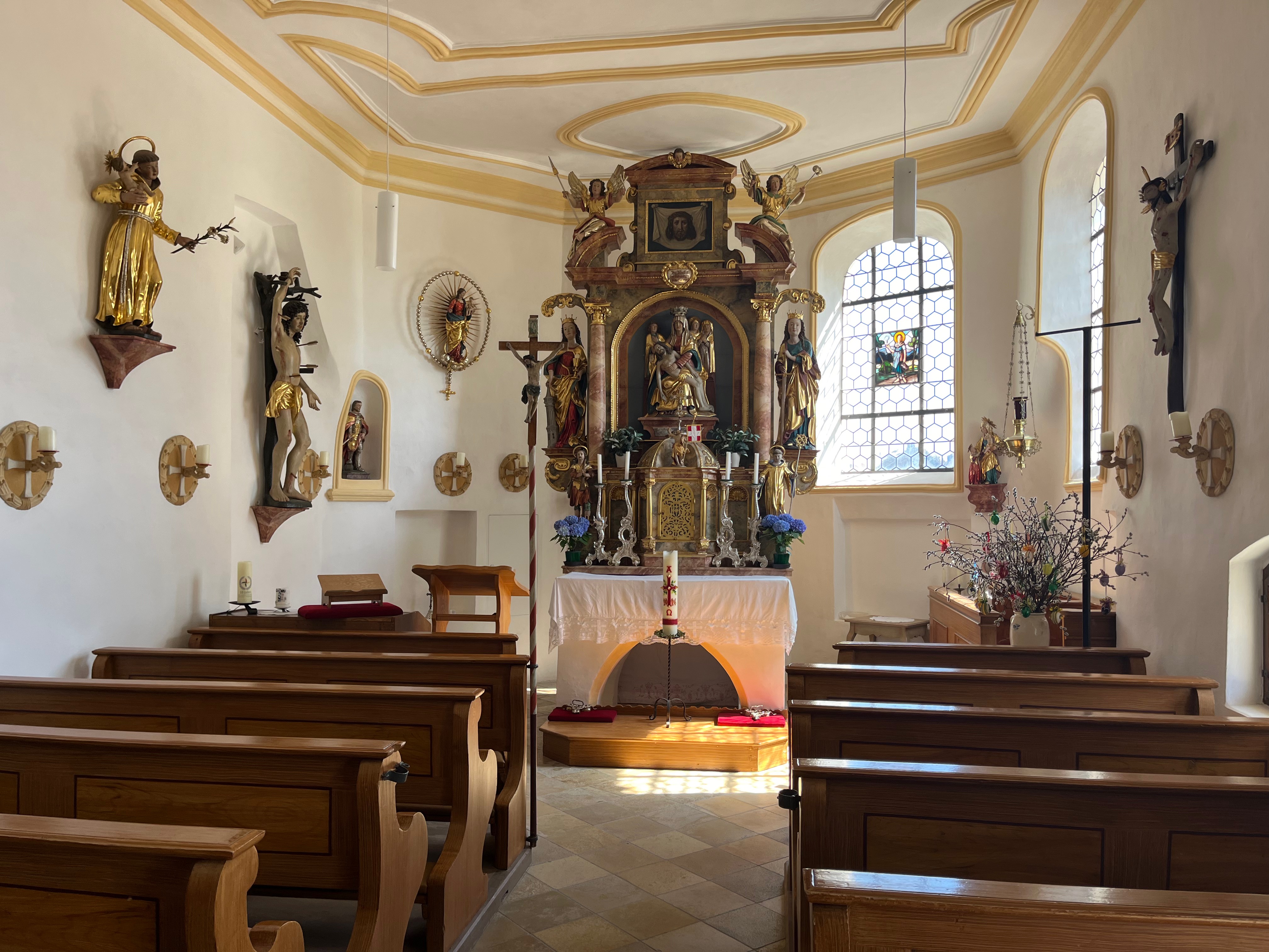 Der Kircheninnenraum in Machtenstein