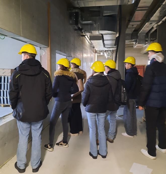 Die vier Jugendlichen in der Großbaustelle in Karlsfeld