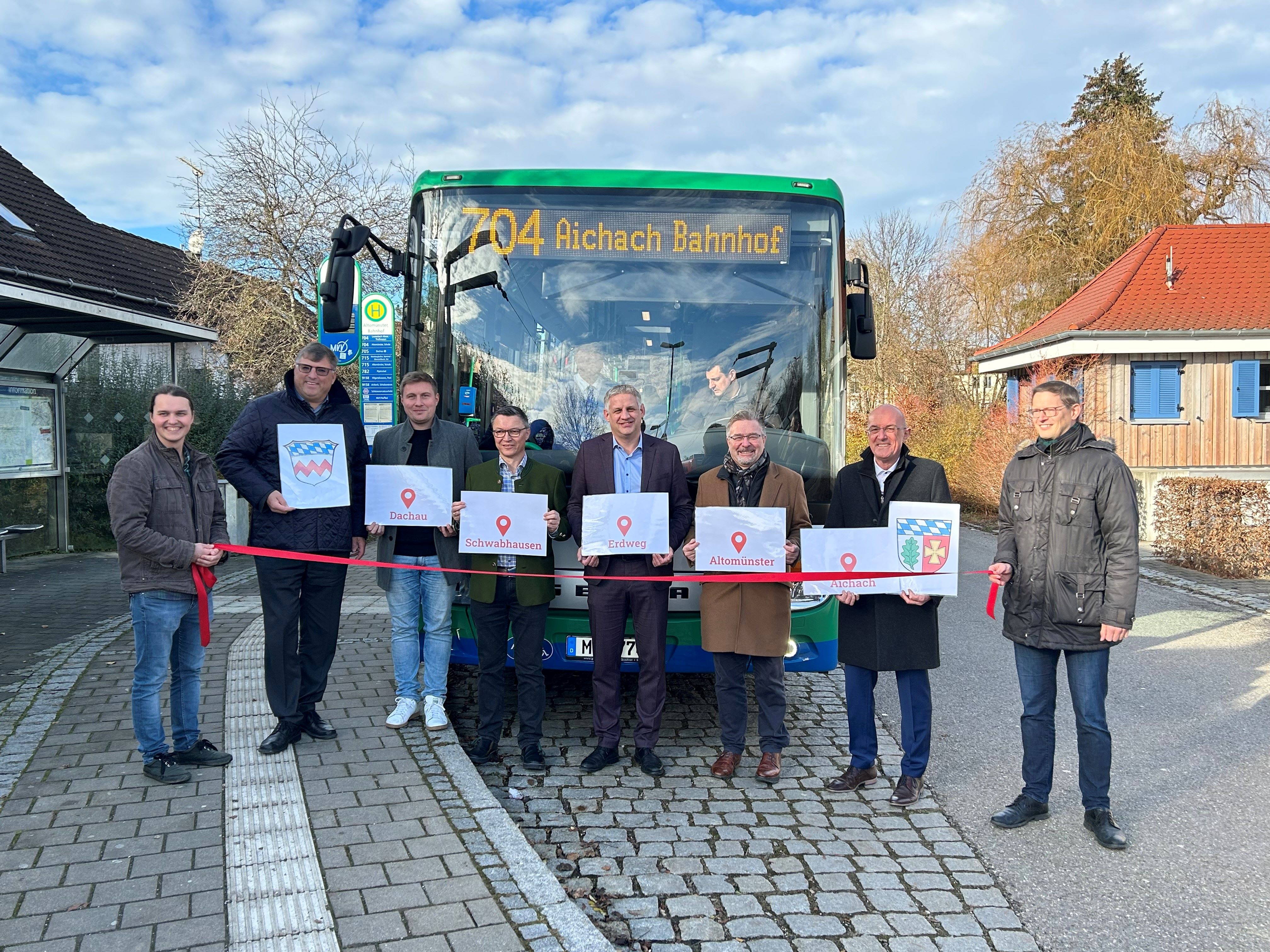 Einweihung der neuen Buslinie 704, die Gemeinden zwischen und Dachau und Aichach optimal anbinden: von links nach rechts, Tristan Laska MVV-Verkehrsplaner, Landrat Stefan Löwl, Peter Sigmund stellv. Sachgebietsleiter ÖPNV in Dachau, Wolfgang Hörl, Bürgermeister Schwabhausen, Christian Blatt, Bürgermeister Erdweg, Michael Reiter, Bürgermeister Altomünster, Dr. Klaus Metzger, Landrat Aichach Friedberg, Niklaas Rozsnyay MVV-Verkehrsplaner